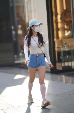 蓝色热裤小姐姐