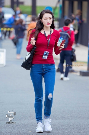 紧身牛仔裤，运动鞋（9）