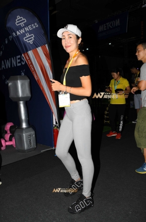 美女拥有健美性感魔鬼身材