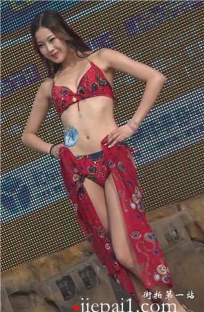 碎花长腿苗条身材MM，婀娜多姿。