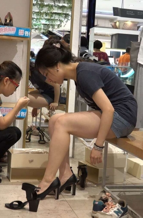 4K – 试高跟鞋 [979 MB/MP4]