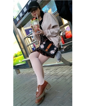 4k超清，公交站拍摄可爱甜美丝袜妹子