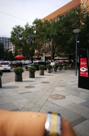 长腿破洞仔裤女郞