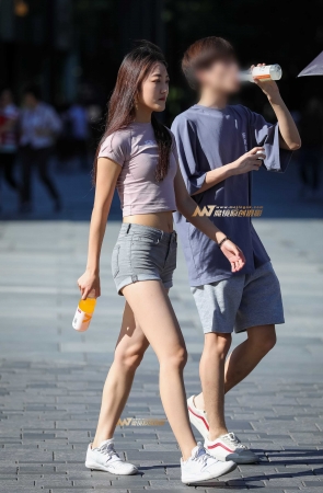 牛仔热裤小蛮腰