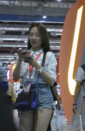 白衬衫高腰热裤美腿