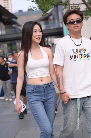 甜美型兰牛美女