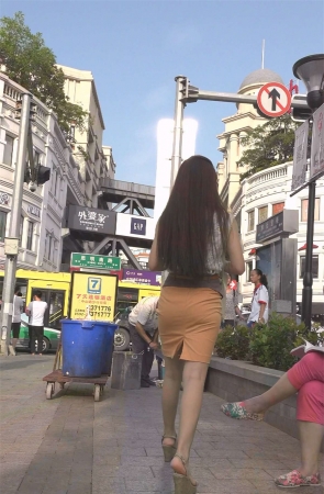 开叉短裙风骚少妇