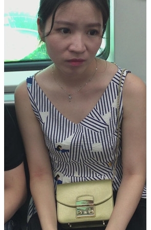 高铁上玩手机的美女[157M/MP4]