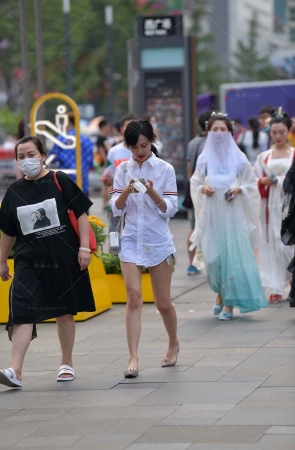 白衬衫美腿热裤小妹