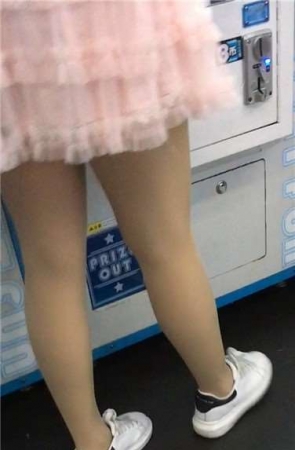 街拍粉裙丝袜可人小妹