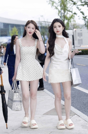 LB243-35P  成都车展-谭甜甜和鹿鹿鹿下班拍美腿