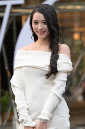 241021-39=98√一字肩气质美女 12P