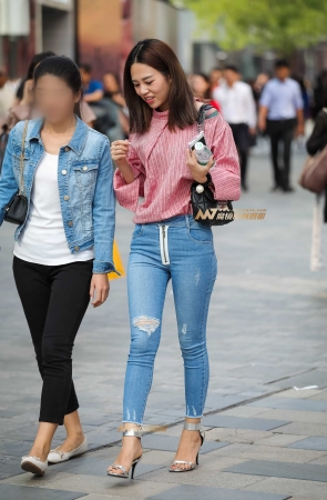 紧身牛仔勾勒下的美腿少妇