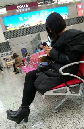 高铁站候车的黑色丝袜短裙短发漂亮少妇