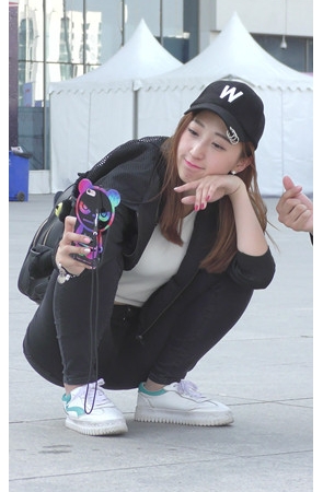 车展上跳舞的小姐姐