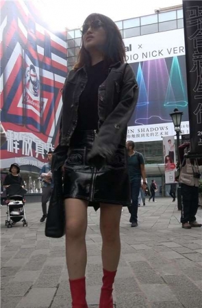 4K – 红靴子街拍短裙美腿气质墨镜美女 [1.12 GB]