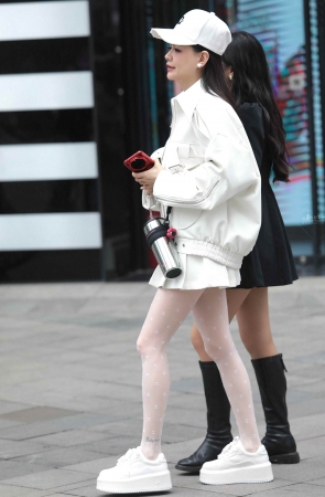 街拍丝袜少妇-13P