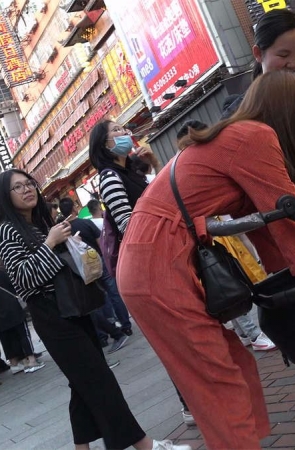 小平鞋白嫩美足气质美女