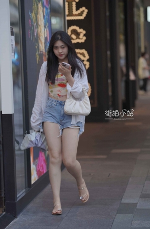 牛仔热裤小姐姐