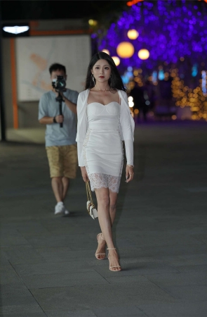 白色连衣裙女神