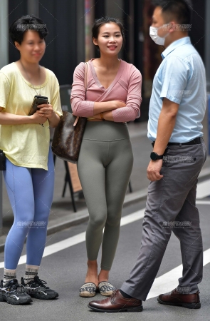 购物紧身裤美女