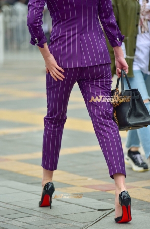 气质高雅 仪态不凡  的短发御姐