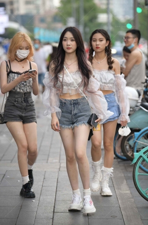 街拍牛仔热裤气质小仙女