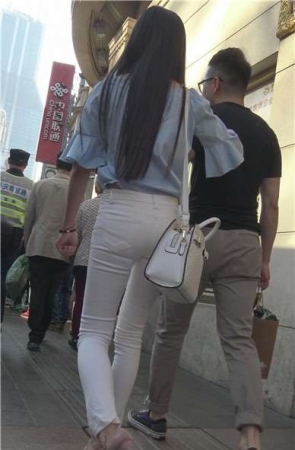 4K – 街拍极品美腿紧身白裤粉高跟美眉 [1.12 GB]