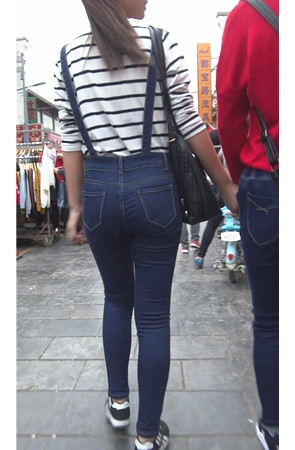 牛仔背带紧身妹子
