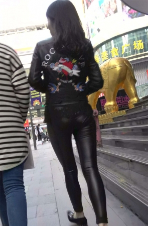 跟拍两位极品的紧身黑色皮裤街拍美女