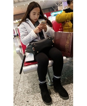 4k-车站候车室内黑丝袜打底裤小姐姐看上去很乖