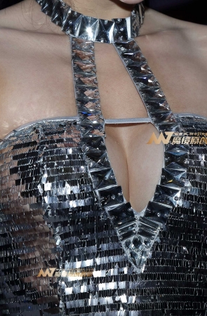 银甲短裙盘发靓模