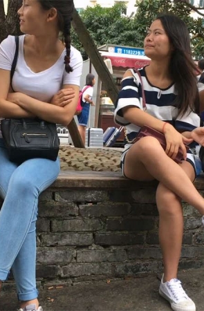 蓝色紧身牛仔裤美胸小少妇