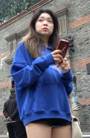 4K – 街拍蓝色卫衣、长靴美腿姑娘 [2.03 GB/MP4]