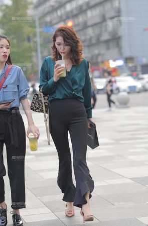 迷人的卷发美女