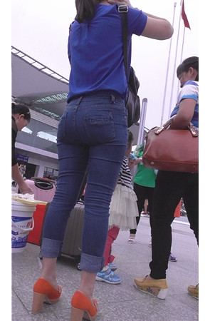 紧身蓝色牛仔小姐姐