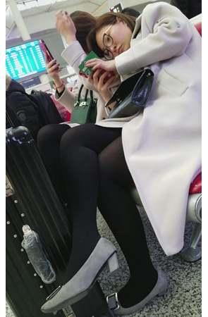 戴眼镜的黑色丝袜妹子