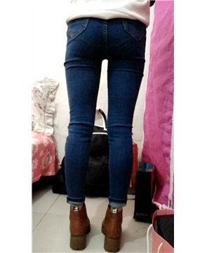 可爱牛仔裤小妹卧室玩自拍 [657 MB]