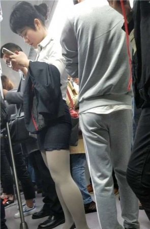 4K – 极品丰腴身材紧身包臀裙街拍灰色丝袜白衬衫美女