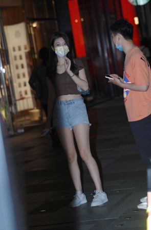 戴着口罩的露腰美女