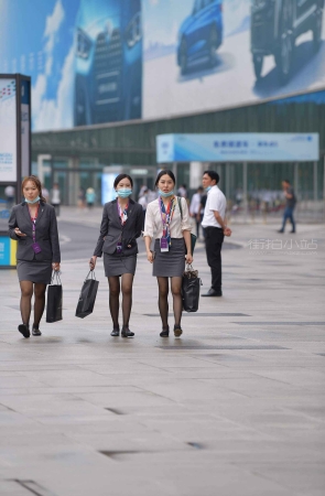 展会场外的黑丝姐妹！~