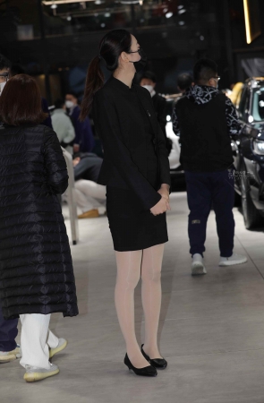 【街拍心灵】汽车销 售肉丝高跟街拍制服美腿