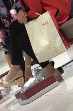 4k-黑色紧身裤街拍美女鞋垫试高跟