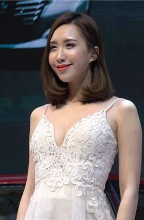 4k-极品白色连衣裙美女车模小姐