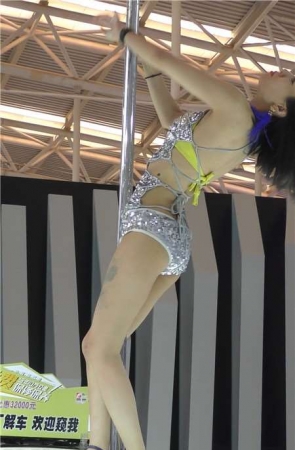 4k-性感美女钢管舞表演