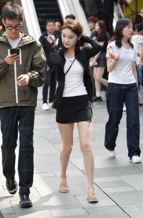 24430-2=53√身穿超短裙，就这样出门了～ 13P