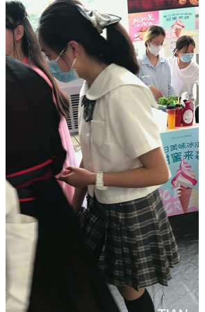 百褶裙小妹