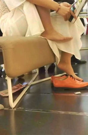 肉丝鞋店挑鞋凉脚