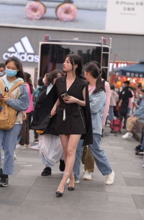 摄神街拍作品 – 步行街中的美腿薄丝美女