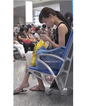 长裙人字拖街拍美足小姐姐 [309 MB/WMV]